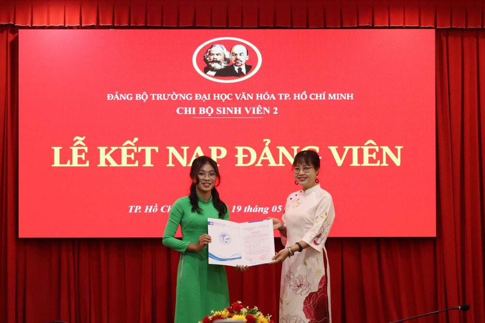 Chi bộ Sinh viên 2 tổ chức Lễ kết nạp Đảng cho 06 quần chúng ưu tú nhân kỷ niệm 136 năm Ngày sinh Chủ tịch Hồ Chí Minh
