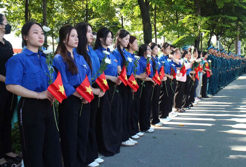 Sinh viên Trường Đại học Văn hóa TP. Hồ Chí Minh lan tỏa truyền thống “uống nước nhớ nguồn” trong hành trình tri ân 731 anh hùng liệt sĩ