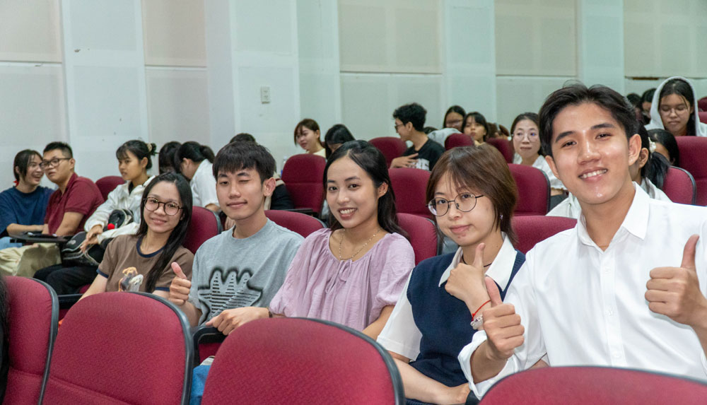 Sinh viên khoa Văn hóa và Truyền thông hào hứng tham gia chuyên đề “Hành trình vào nghề báo”